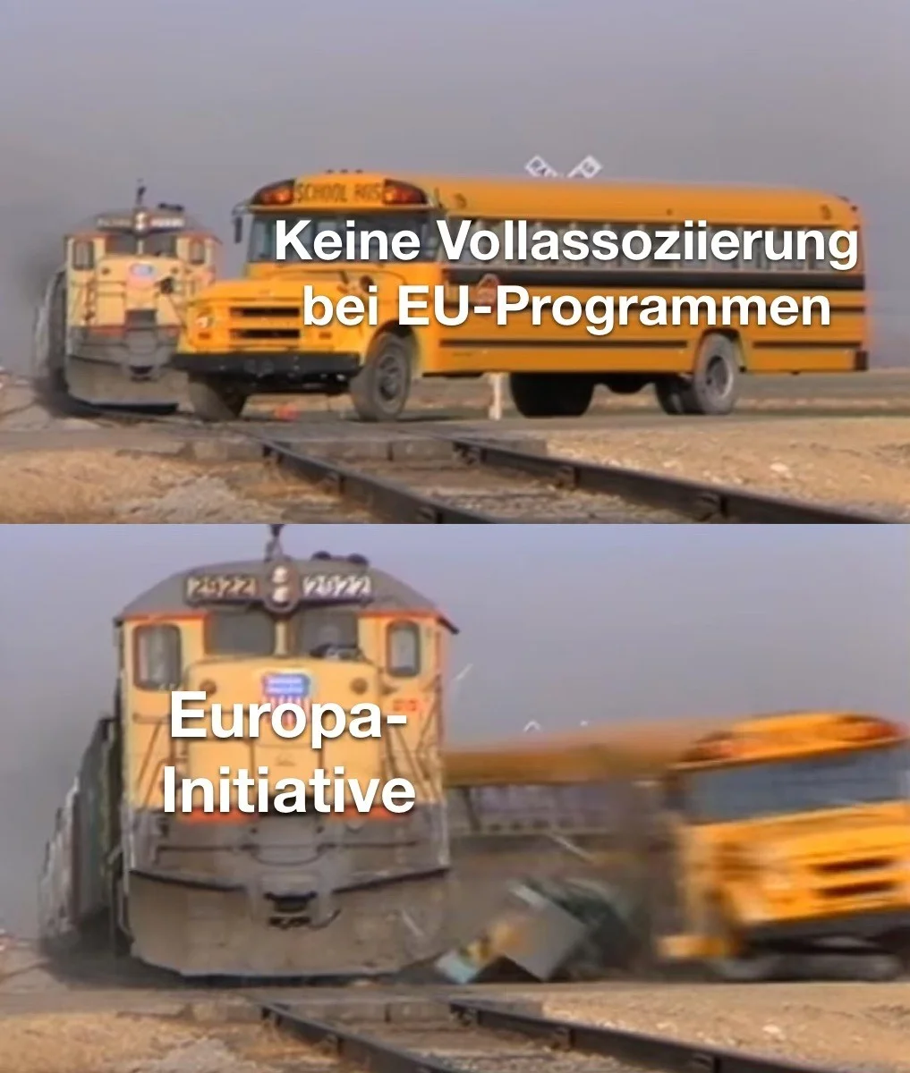 Ein Meme über die Vollassoziierung, bei dem ein Bus, der die Blockade bei der Teilnahme bei EU-Programmen repräsentiert, von einem Zug weggerammt wird, der für die Europa-Initiative steht. 